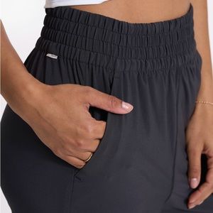 Vuori villa jogger black size small like new